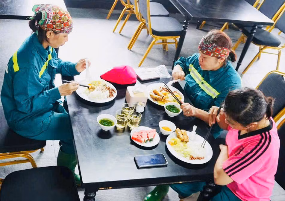 Nhiều công nhân vệ sinh môi trường đã được ăn những bữa miễn phí tại nhà hàng Green Restaurant.