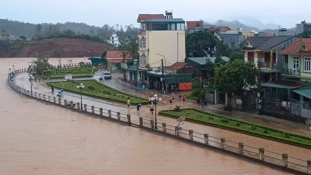 Tranh thủ nước sông Tiên Yên đoạn qua thị trấn Tiên Yên đang rút, người dân thuộc khu vực chưa bị ngập, chưa phải di dời tranh thủ dọn dẹp.