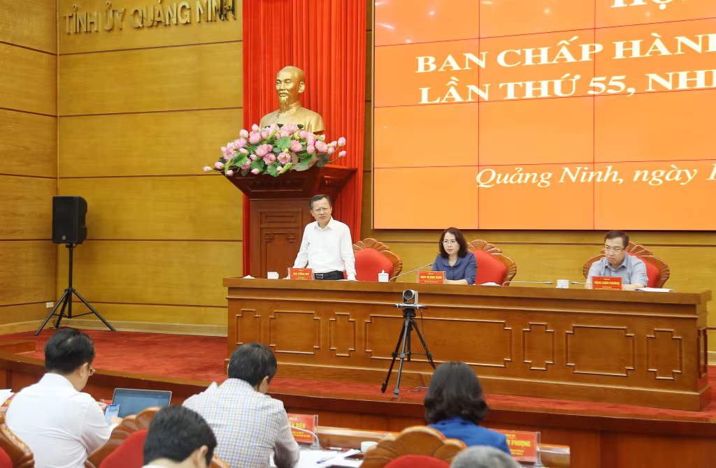 Đồng chí Cao Tường Huy, Phó Bí thư Tỉnh ủy, Chủ tịch UBND tỉnh, phát biểu tại hội nghị.