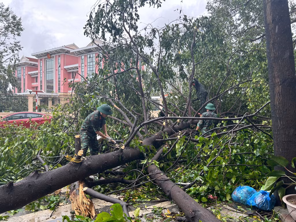 Lực lượng vũ trang hỗ trợ khắc phục thiệt hại sau bão số 3 trên địa bàn TP Hạ Long.