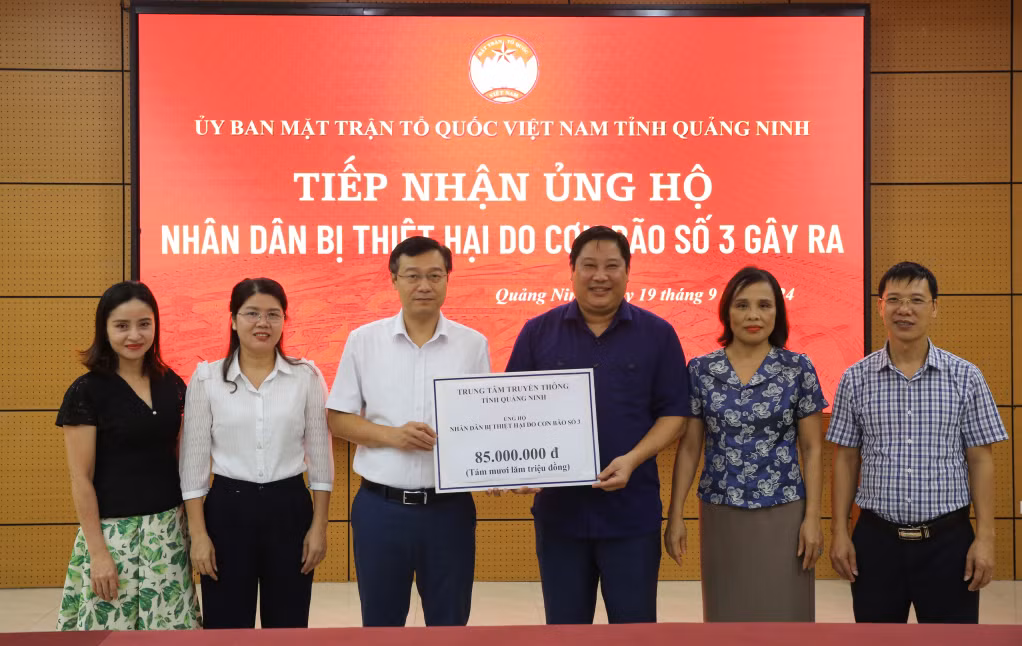 Ủy ban MTTQ Việt Nam tỉnh Quảng Ninh tiếp nhận ủng hộ từ Trung tâm Truyền thông tỉnh Quảng Ninh.