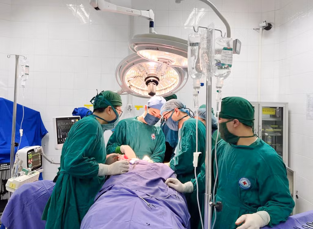 Các bác sĩ Khoa Ngoại (Trung tâm Y tế huyện Vân Đồn) phối hợp cùng các chuyên khoa phẫu thuật khâu lỗ thủng đại tràng, xử lý vết thương thấu bụng cho bệnh nhân bị tai nạn nổ gas ở máy làm kem. Ảnh do Trung tâm Y tế huyện Vân Đồn cung cấp