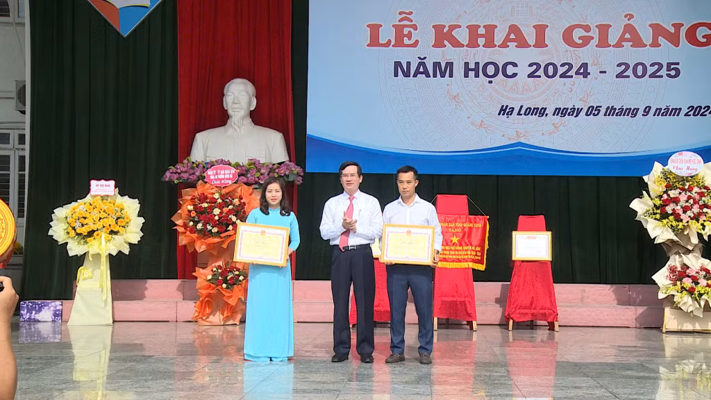 Đồng chí Vũ Quyết Tiến, Bí thư Thành uỷ Hạ Long trao Bằng khen của UBND tỉnh cho các cá nhân có thành tích xuất sắc trong năm học 2023-2024.