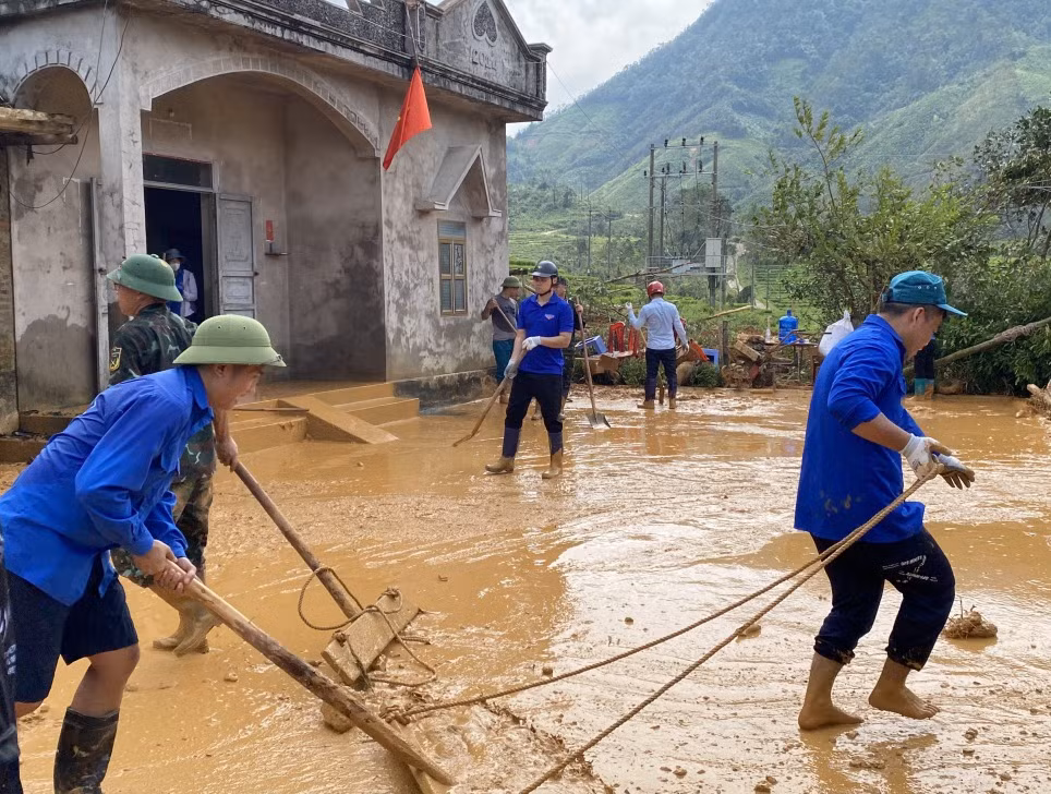 ĐVTN huyện Đầm Hà hỗ trợ dọn vệ sinh các nhà dân bị ngập lụt.