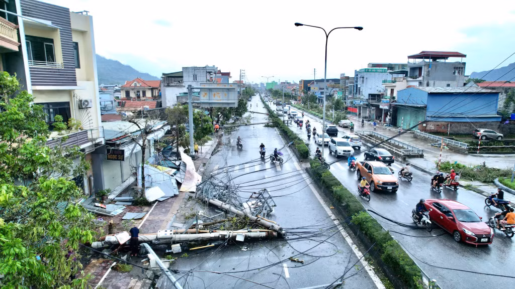 TP Cẩm Phả có 94 cột điện tại đường quốc lộ và 129 cột điện tại các đường thôn, xóm bị gãy, đổ.