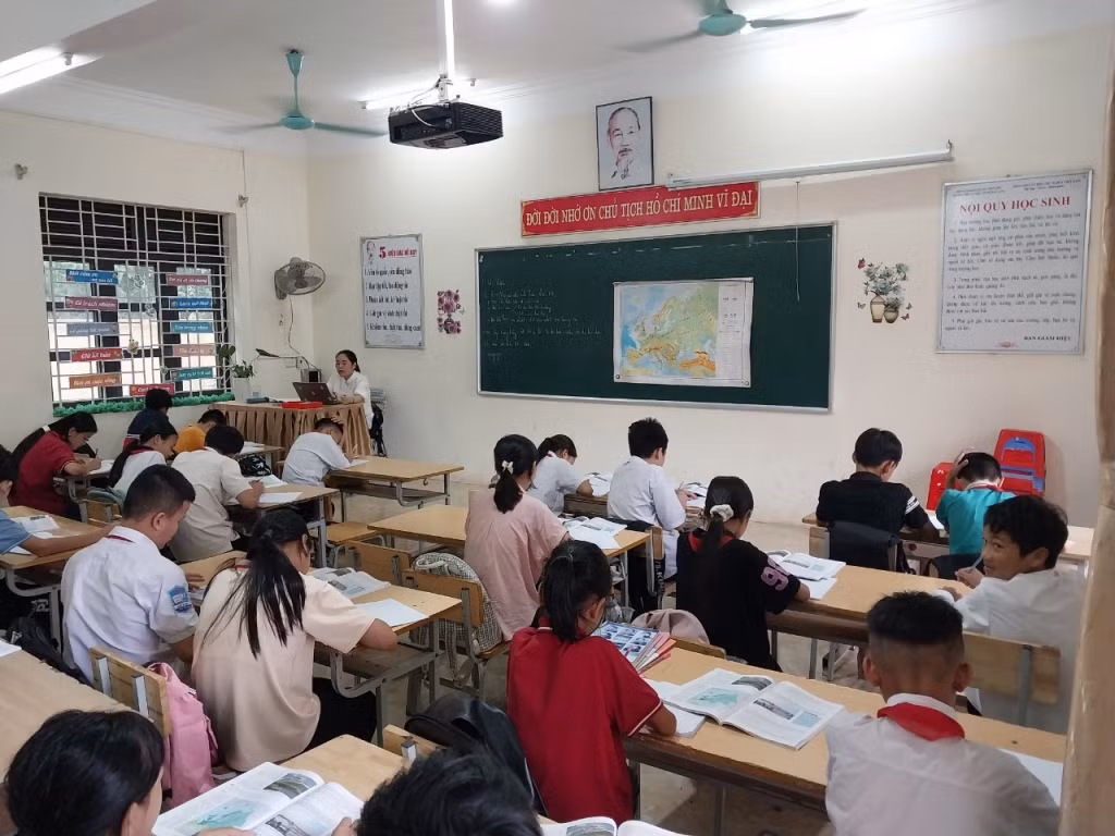 Các em học sinh trên địa bàn huyện Tiên Yên đã trở lại học tập ổn định sau bão số 3.