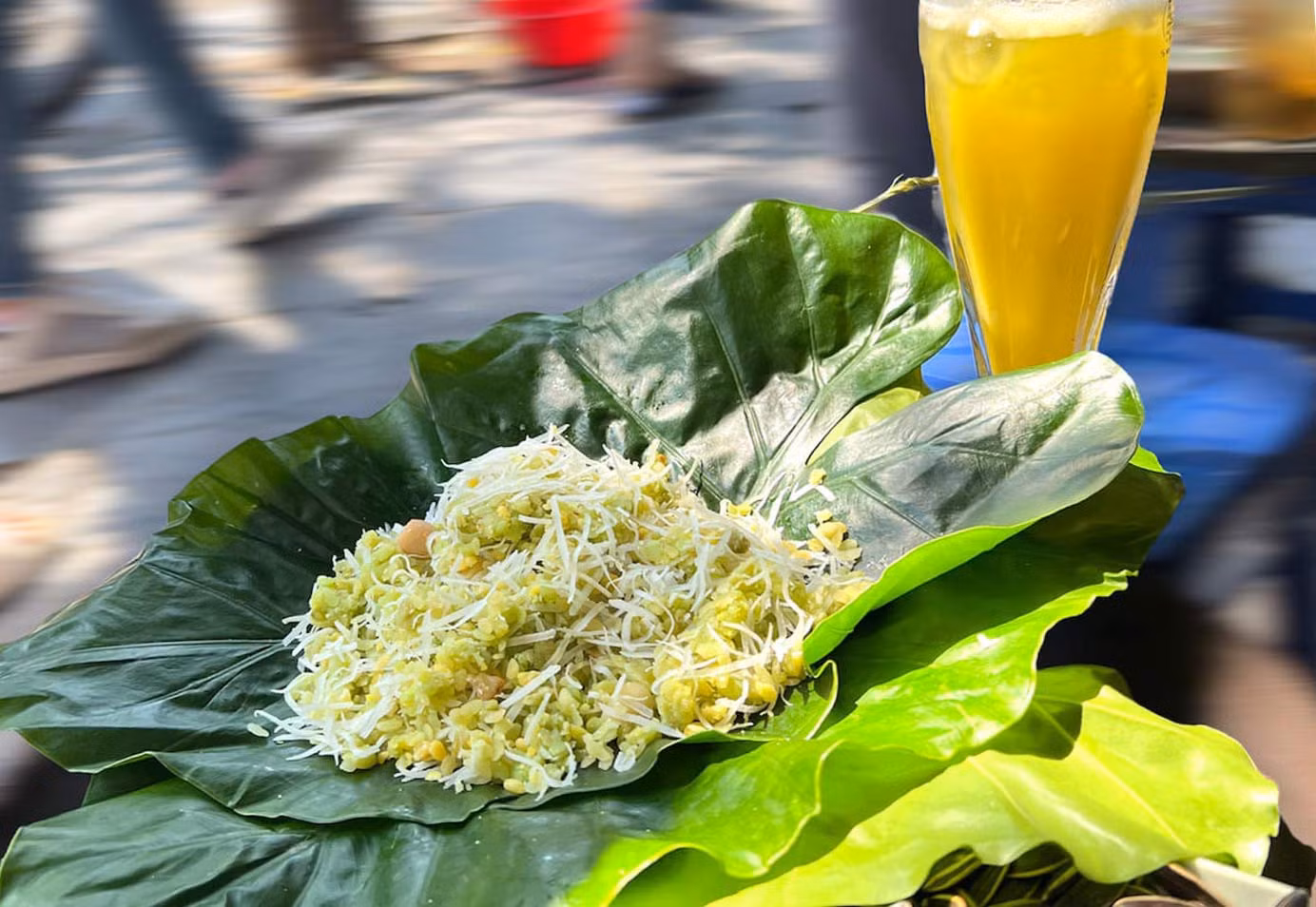 Xôi cốm mang phong vị mùa thu Hà Nội. Ảnh: Hà Bi