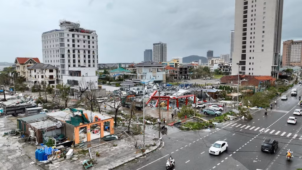 Dọc đường Hạ Long (phường Bãi Cháy, TP Hạ Long), các công trình, nhà cửa bị sức mạnh của cơn bão tàn phá tan hoang.