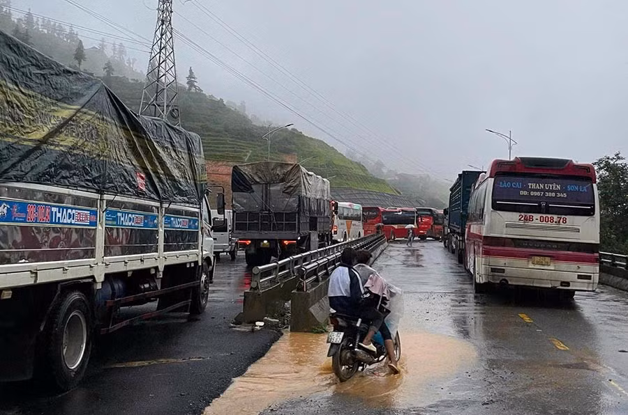 Rất nhiều phương tiện sếp hàng dài trên tuyền Quốc lộ 4D từ Lai Châu đi Sa Pa (Lào Cai).
