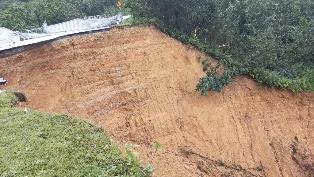 Điểm sạt lở trên QL18B chậm khắc phục ảnh hưởng nghiêm trọng tới việc đi lại của người dân địa phương và hoạt động XNK tại Cửa khẩu Bắc Phong Sinh