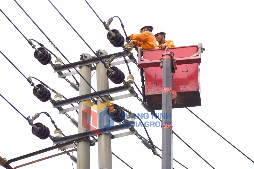 Công nhân Công ty Điện lực sửa chữa đường dây 22kV sau cơn bão Yagi (9-2024). Ảnh: Hoàng Nga