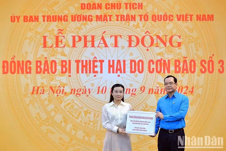 Đại diện lãnh đạo các bộ, ngành, đoàn thể trao kinh phí tượng trưng ủng hộ đồng bào chịu ảnh hưởng của bão số 3.