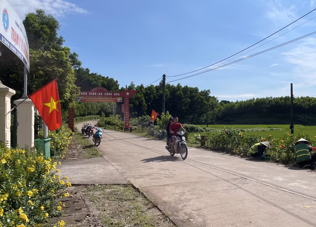 Hành vi không đội mũ bảo hiểm khi đi xe máy cũng xuất hiện nhiều tại tuyến đường liên thôn của xã Cộng Hòa (TP Cẩm Phả).