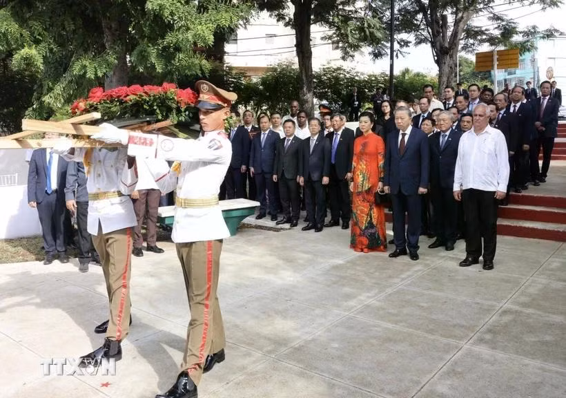 Tổng Bí thư, Chủ tịch nước Tô Lâm và phu nhân dâng hoa tại Tượng đài Chủ tịch Hồ Chí Minh ở Thủ đô La Habana, Cuba. (Ảnh: Lâm Khánh/TTXVN)