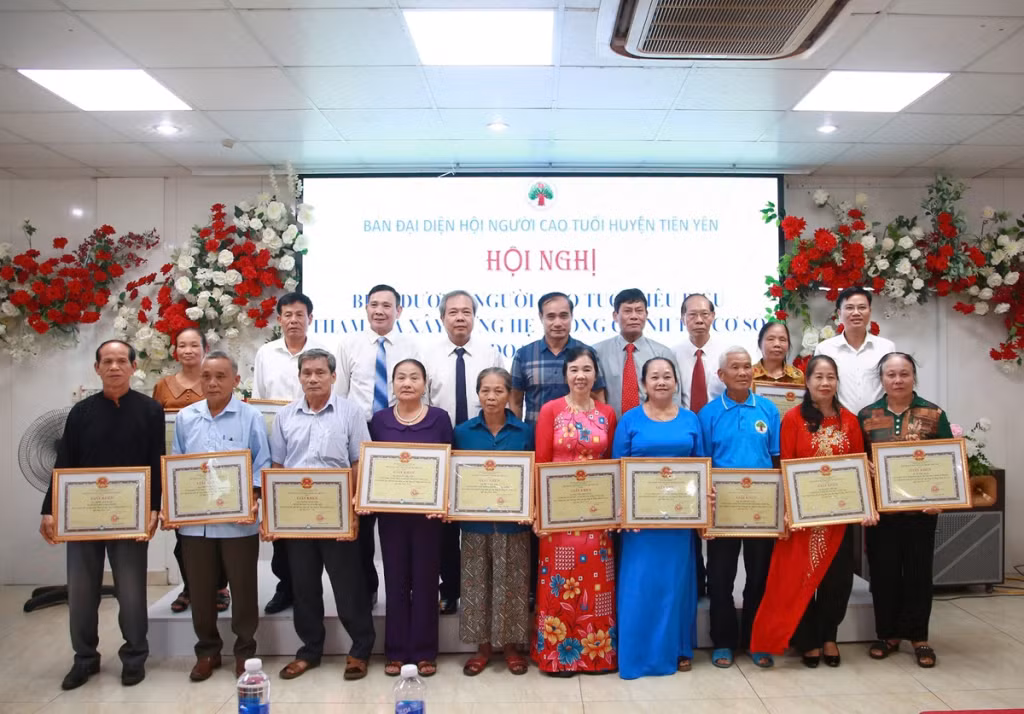 Lãnh đạo Ban Đại diện Hội NCT tỉnh và lãnh đạo huyện Tiên Yên khen thưởng cho các hội viên NCT tiêu biểu có thành tích xuất sắc trong tham gia xây dựng hệ thống chính trị cơ sở trên địa bàn huyện giai đoạn 2019.