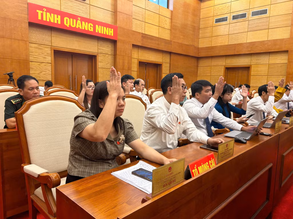Các đại biểu HĐND tỉnh biểu quyết thông qua các nghị quyết tại Kỳ họp thứ 21.