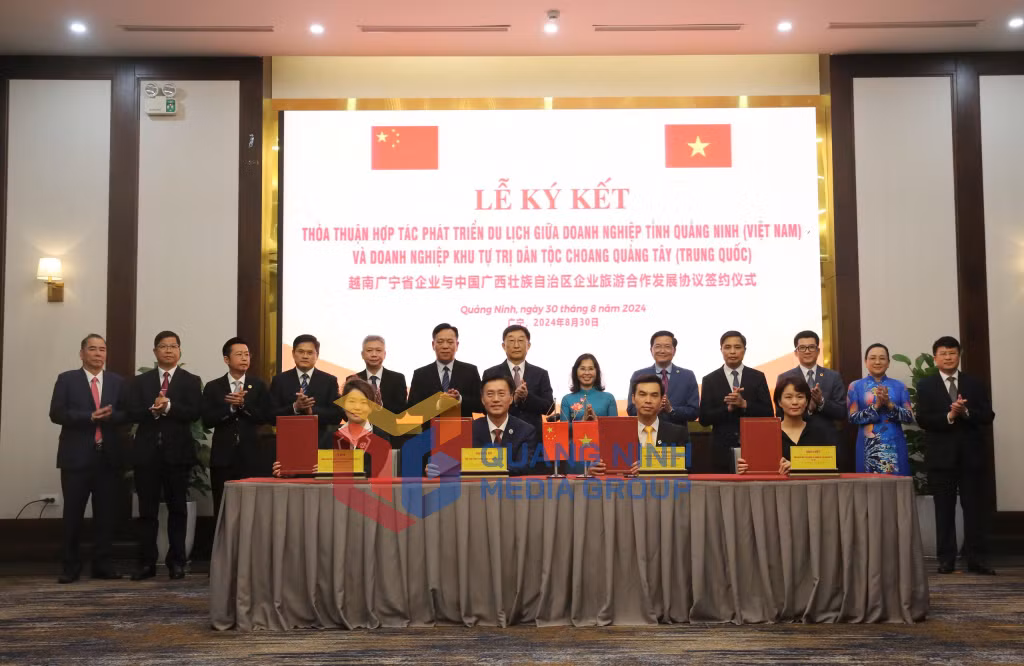 Ký kết thỏa thuận hợp tác phát triển du lịch giữa các doanh nghiệp Quảng Ninh và Khu tự trị dân tộc Choang Quảng Tây (Trung Quốc).