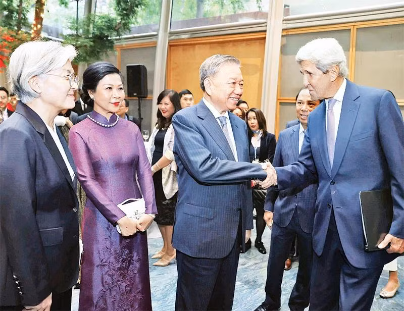 Tổng Bí thư, Chủ tịch nước Tô Lâm và Phu nhân với các đại biểu dự Lễ kỷ niệm 1 năm Đối tác chiến lược toàn diện Việt Nam - Hoa Kỳ. (Ảnh TTXVN)