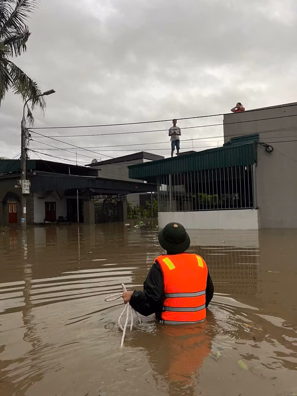 Lực lượng chức năng TP Uông Bí hỗ trợ hộ dân khu 9 phường Quang Trung di dời ra khỏi nhà do ngập lụt sâu.