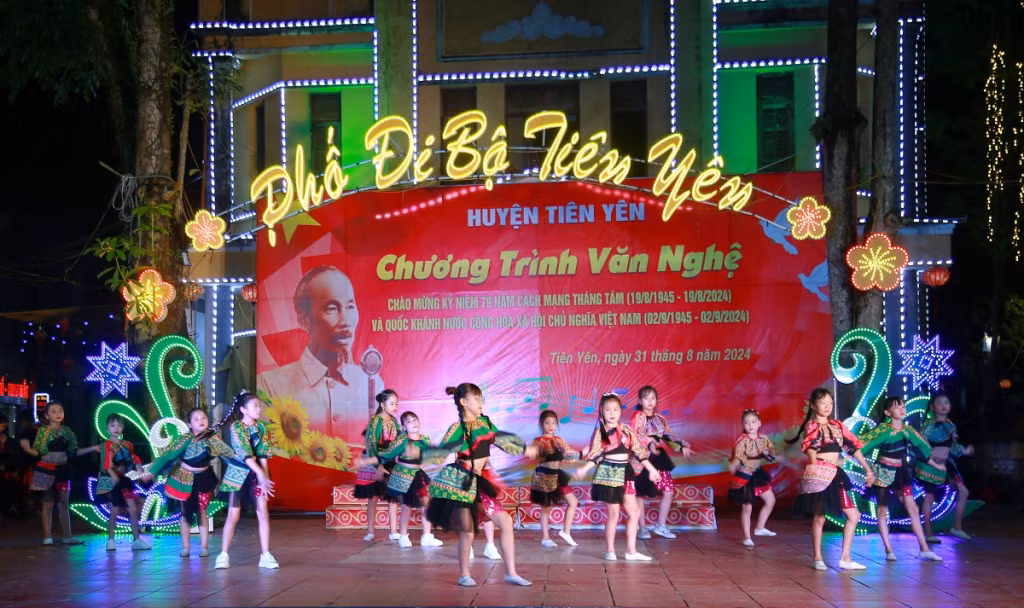 Tiết mục nhảy Shuffe dance do các em thiếu nhi đến từ thị trấn Tiên Yên biểu diễn.