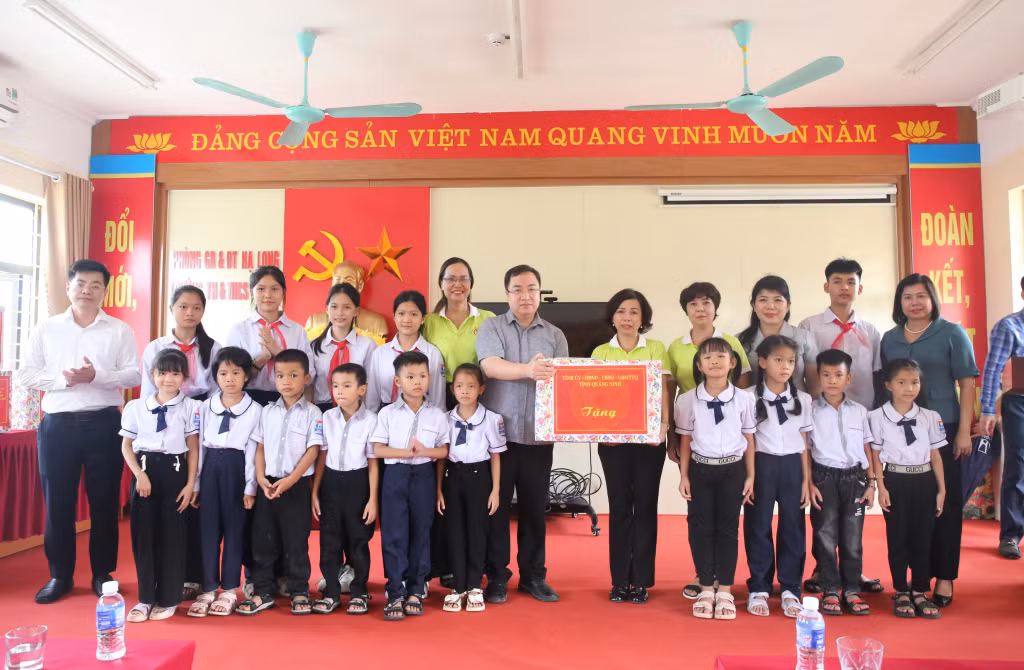 Đồng chí Đặng Xuân Phương, Phó Bí thư Tỉnh ủy, Trưởng Đoàn ĐBQH tỉnh thăm, tặng quà giáo viên, học sinh trường TH-THCS Vũ Oai, xã Vũ Oai, TP Hạ Long.