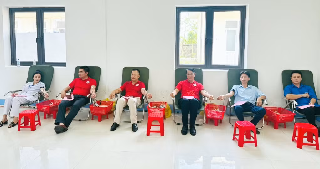 Hội viên Hội CTĐ cùng cán bộ, nhân viên các cơ quan, đơn vị xã Quan Lạn, xã Minh Châu (huyện Vân Đồn) tham gia HMTN tháng 6/2024.