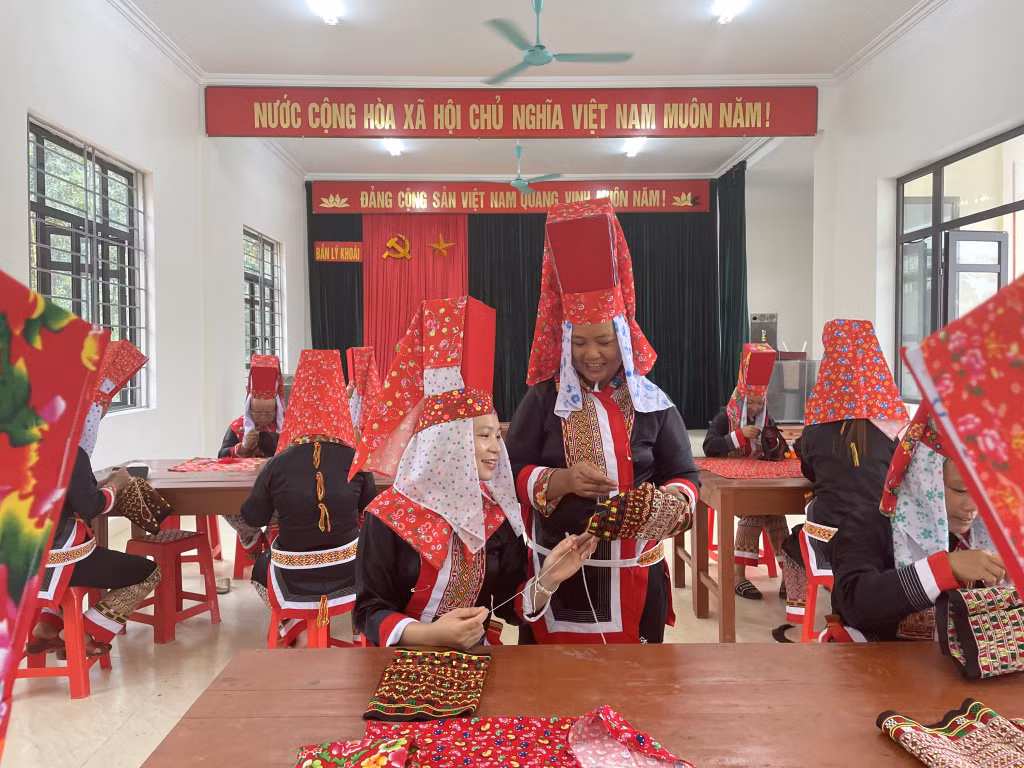 Phụ nữ xã Quảng Lâm (huyện Đầm Hà) duy trì CLB Thêu trang phục truyền thống. Ảnh: Lan Anh