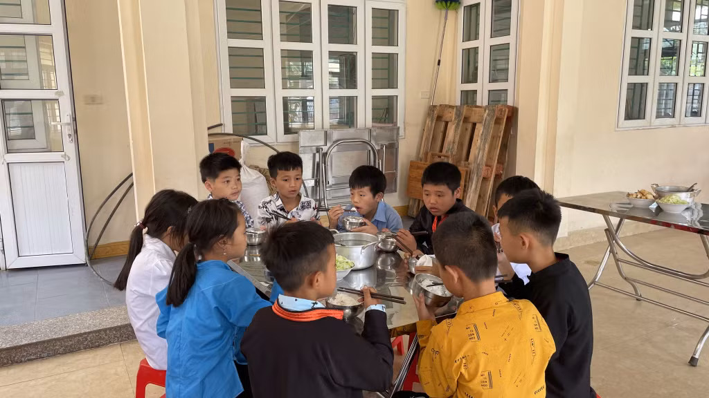 Bữa ăn bán trú của học sinh Điểm trường Đồng Cậm, Trường Tiểu học Hoành Mô (huyện Bình Liêu).