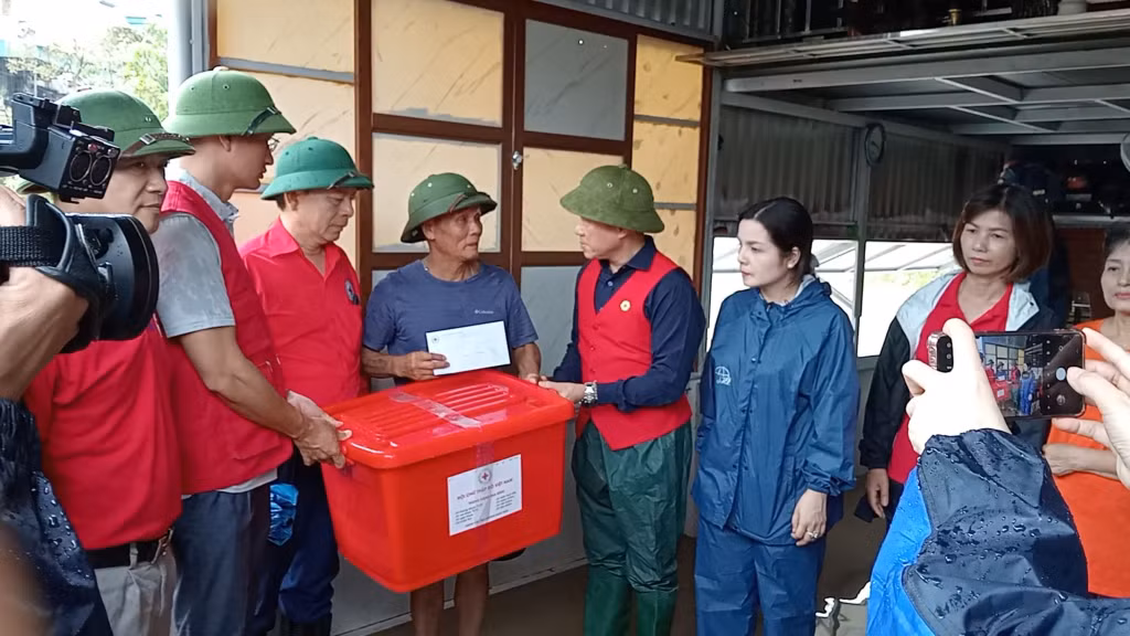 Đoàn đến thăm và trao hỗ trợ cho gia đình ông Nguyễn Văn Thắng (Tổ 8, khu 5, phường Hà Lầm, TP Hạ Long).