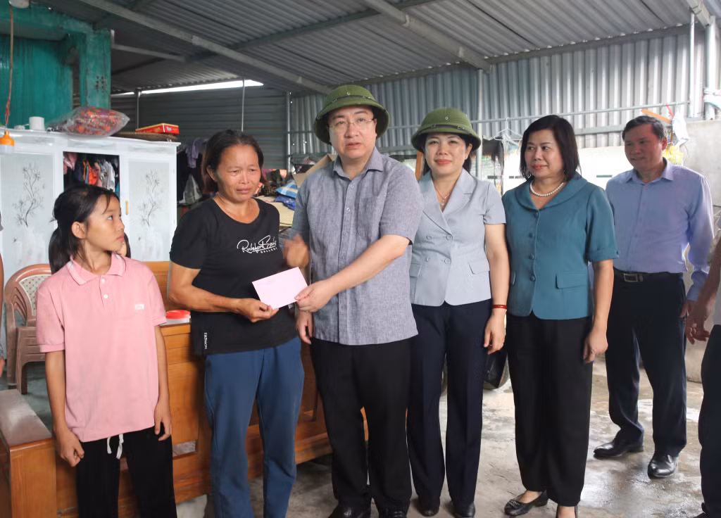 Đồng chí Đặng Xuân Phương, Phó Bí thư Tỉnh ủy, Trưởng đoàn ĐBQH tỉnh tặng quà, động viên gia đình chị Triệu Thị Thu, xóm Cửa Hố, thôn Đá Trắng, xã Thống Nhất, TP Hạ Long, bị sập một phần nhà do bão số 3.