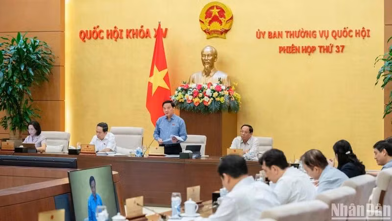 Phó Chủ tịch Quốc hội Nguyễn Khắc Định điều hành nội dung phiên họp. (Ảnh: DUY LINH)