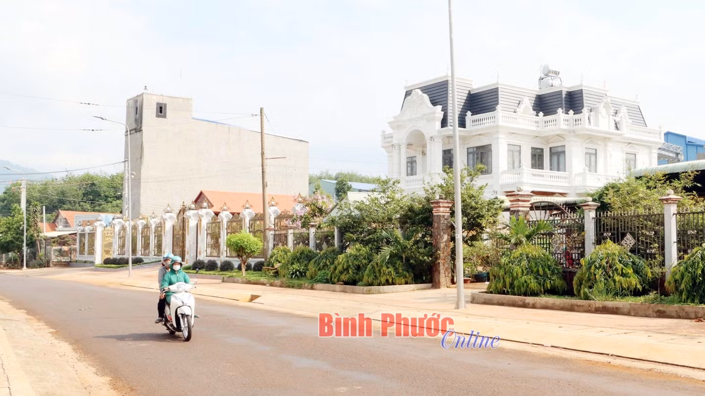 Trên địa bàn xã Phước Tín nhiều nhà cao tầng, mái Thái đua nhau “mọc” lên. Trong ảnh: Một góc xã Phước Tín, thị xã Phước Long