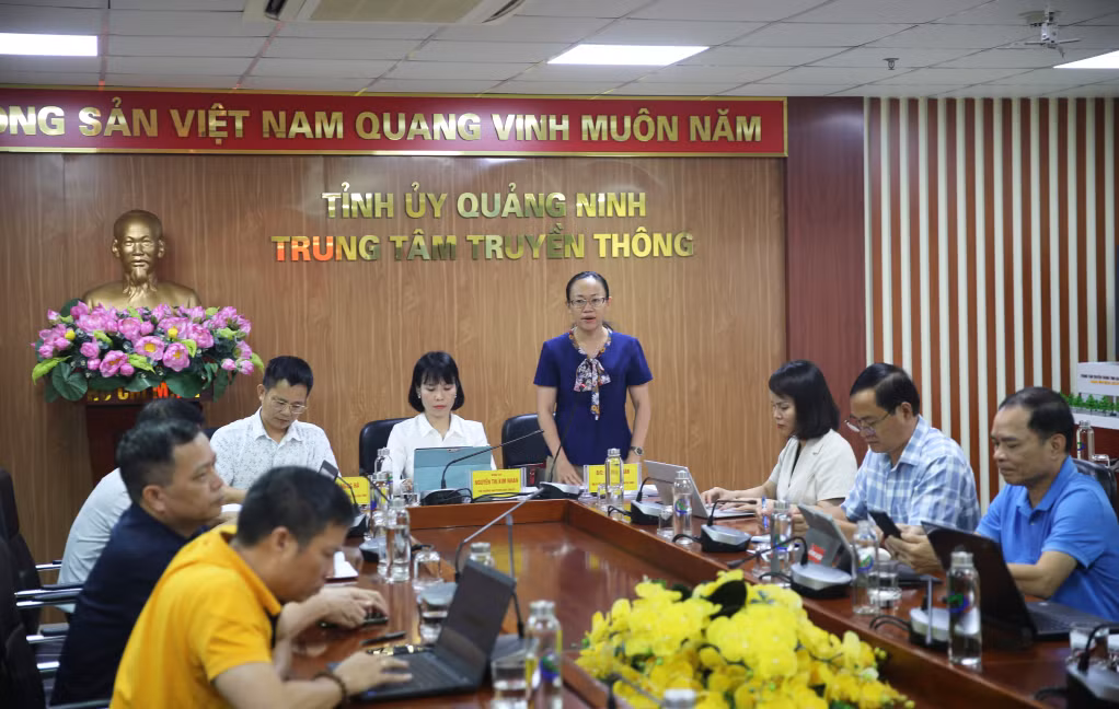 Đồng chí Lê Ngọc Hân, Giám đốc Sở Thông tin và Truyền thông, phát biểu tại hội nghị.