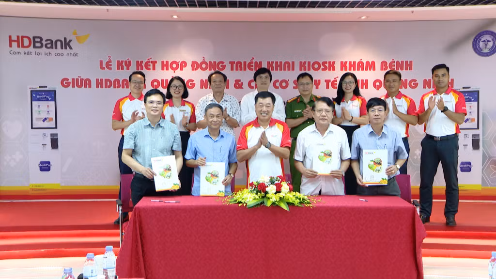 Quang cảnh lễ ký kết tài trợ giữa HD Bank và các đơn vị y tế của tỉnh.