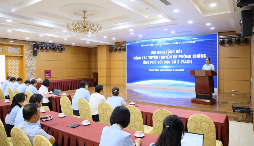 Đại diện phóng viên, biên tập viên, kỹ thuật viên của Trung tâm Truyền thông tỉnh trình bày tham luận rút kinh nghiệm công tác tổ chức sản xuất trong hoàn cảnh diễn biến phức tạp của thiên tai.