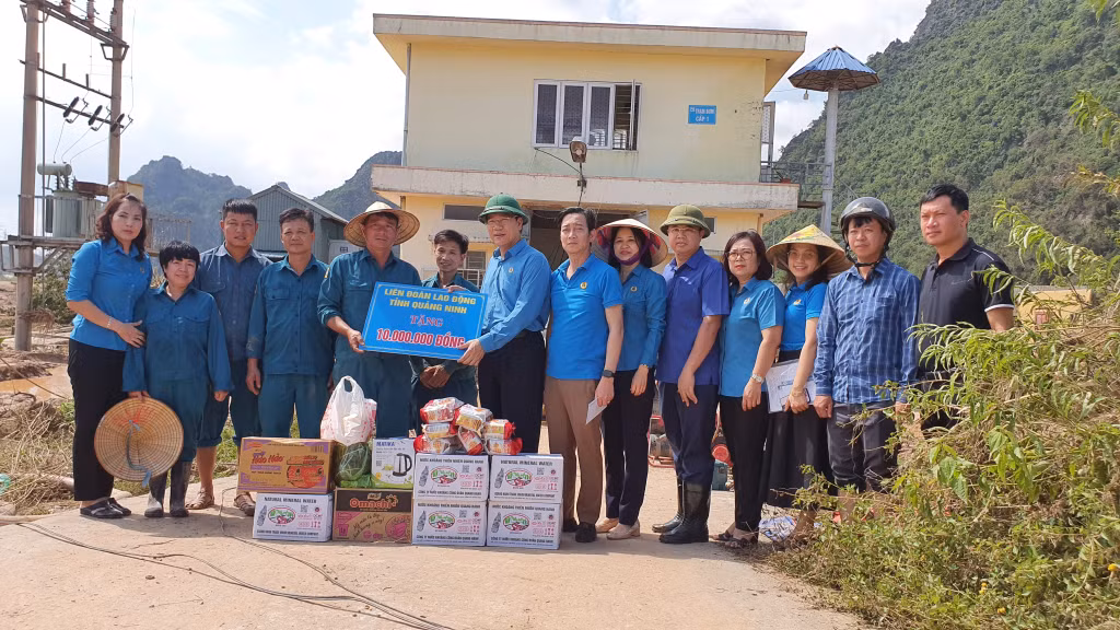 Các cán bộ LĐLĐ tỉnh, Công đoàn ngành Xây dựng kịp thời động viên tinh thần thi đua lao động của CNLĐ ngành nước khi đang khắc phục sự cố mất nước sau bão số 3.