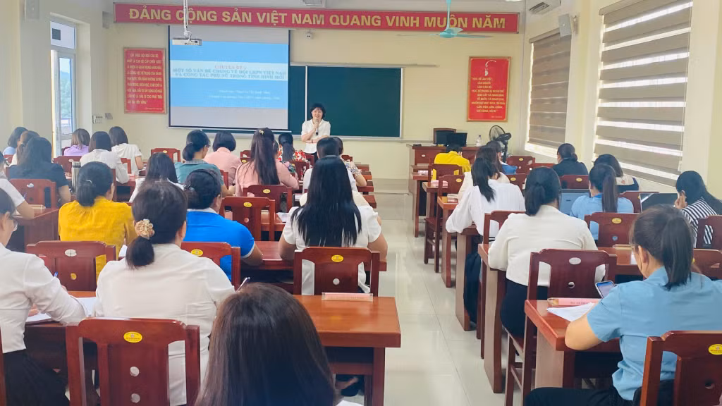 Chương trình tập huấn với nội dung “Kỹ năng giám sát, phản biện xã hội của cán bộ Hội LHPN cấp xã" (tháng 8/2024).