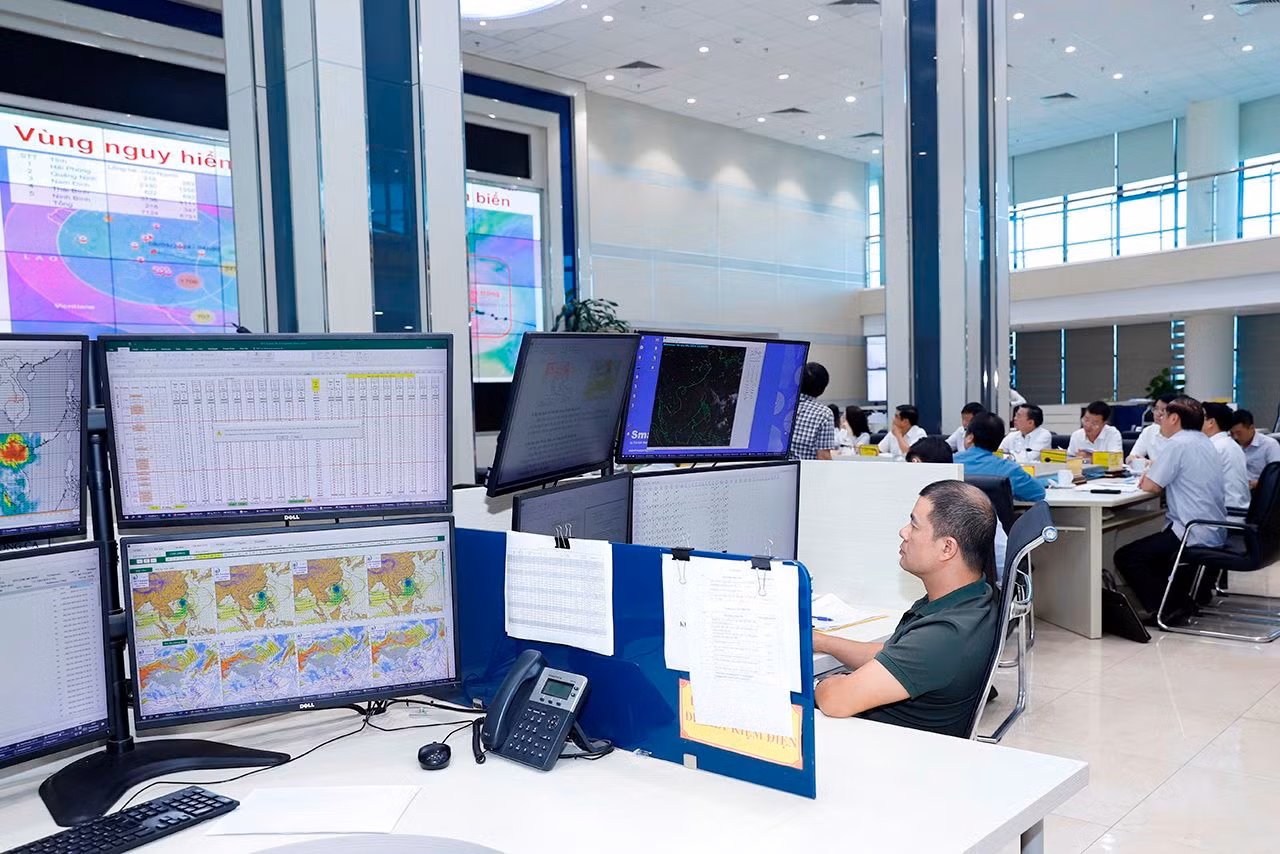 Các cán bộ kỹ thuật liên tục cập nhật những thông tin về cơn bão số 3 ngay tại cuộc họp