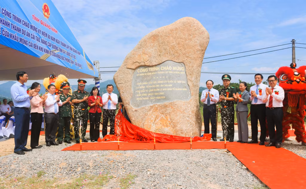 Đồng chí Nguyễn Xuân Ký, Ủy viên Trung ương Đảng, Bí thư Tỉnh ủy, Chủ tịch HĐND tỉnh, cùng các đại biểu và nhân dân địa phương thực hiện nghi thức gắn biển, khánh thành công trình chào mừng 60 năm thành lập tỉnh.