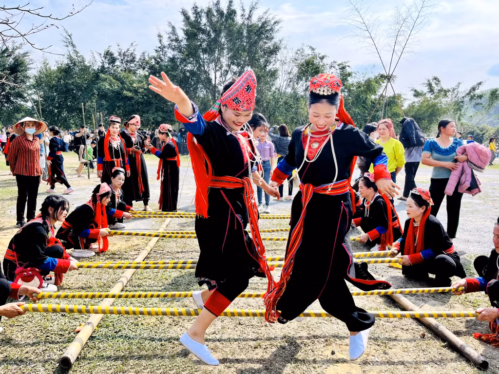 Những phụ nữ Dao Thanh Y xã Bằng Cả xúng xính trong bộ quần áo truyền thống, tham gia các hoạt động ở Hội làng. Ảnh Hoàng Quý (2-2023). Ảnh: Hoàng Quý