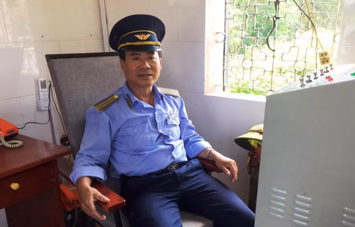 Anh Chu Văn Đại, nhân viên Cung cầu Cẩm Lý, Công ty Cổ phần Đường sắt Hà Lạng đã kịp nhảy xuống và bơi ra giữa dòng sông cứu nạn nhân bị ngã xuống Sông Lục Nam và đưa vào bờ an toàn. (Ảnh: CTV/Vietnam+)