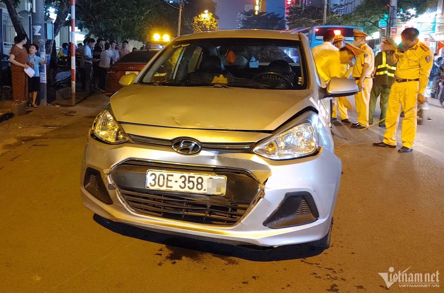 Ô tô mang BKS 30E-358.XX bị đẩy xa 20m.