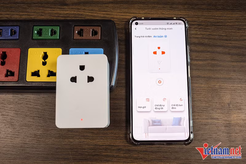Chiếc ổ cắm thông minh với tính năng hẹn giờ ngắt điện, điều khiển từ xa có giá chưa đến 400.000 đồng. Ảnh: Trọng Đạt.