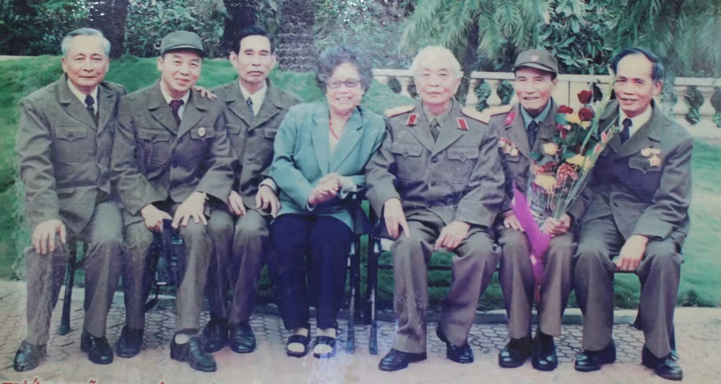 CCB Nguyễn Ngọc Thung cùng đồng đội ở Tỉnh đội Quảng Yên năm xưa chụp ảnh lưu niệm với Đại tướng Võ Nguyên Giáp.