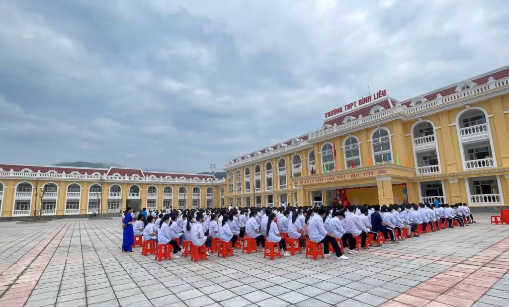 Học sinh trường THPT Bình Liêu chào cờ đầu tuần dưới ngôi trường mới. (Ảnh: Nhà trường cung cấp)