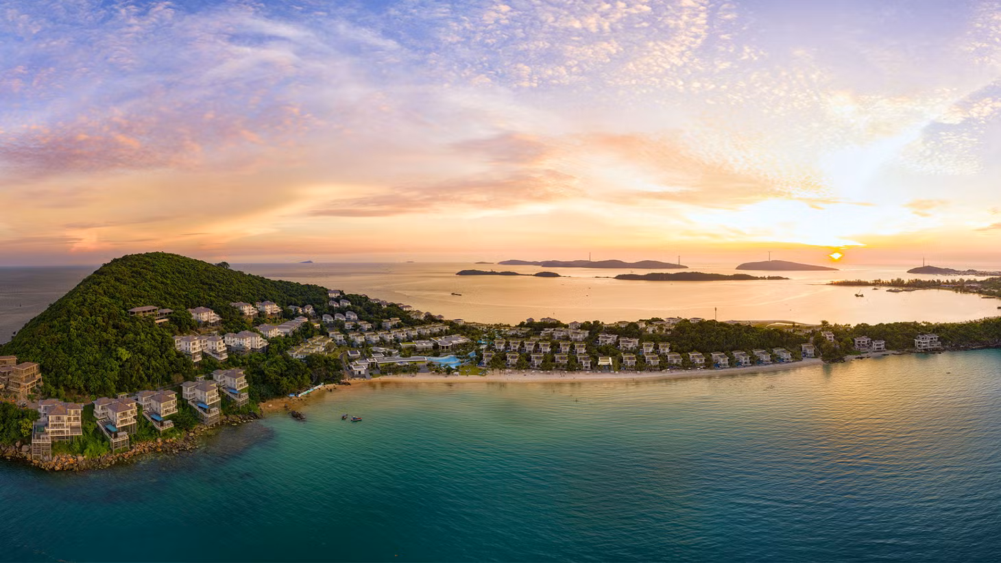Resort bao quanh bởi hai mặt biển, do đó du khách có thể ngắm trọn vẹn cả bình minh lẫn hoàng hôn rực rỡ. Ảnh: Khu nghỉ dưỡng