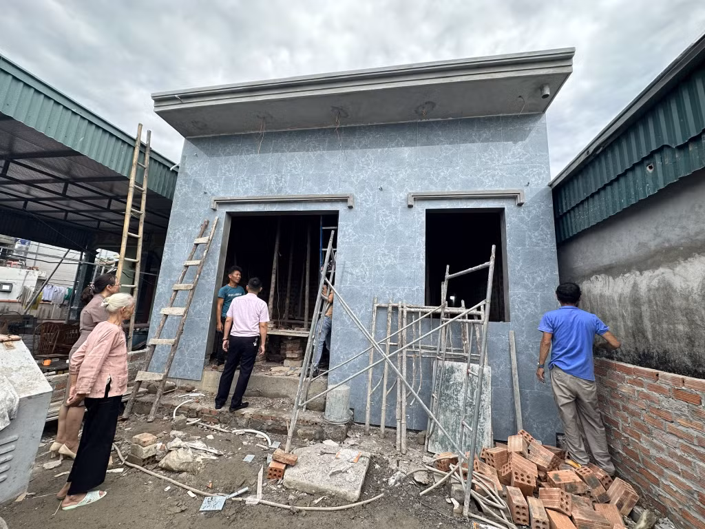 Ngôi nhà của gia đình anh Vũ Văn Sạch (khu 4, phường Phong Hải, TX Quảng Yên) đang được hoàn thiện nhờ nguồn tiền được hỗ trợ từ chương trình xóa nhà tạm.