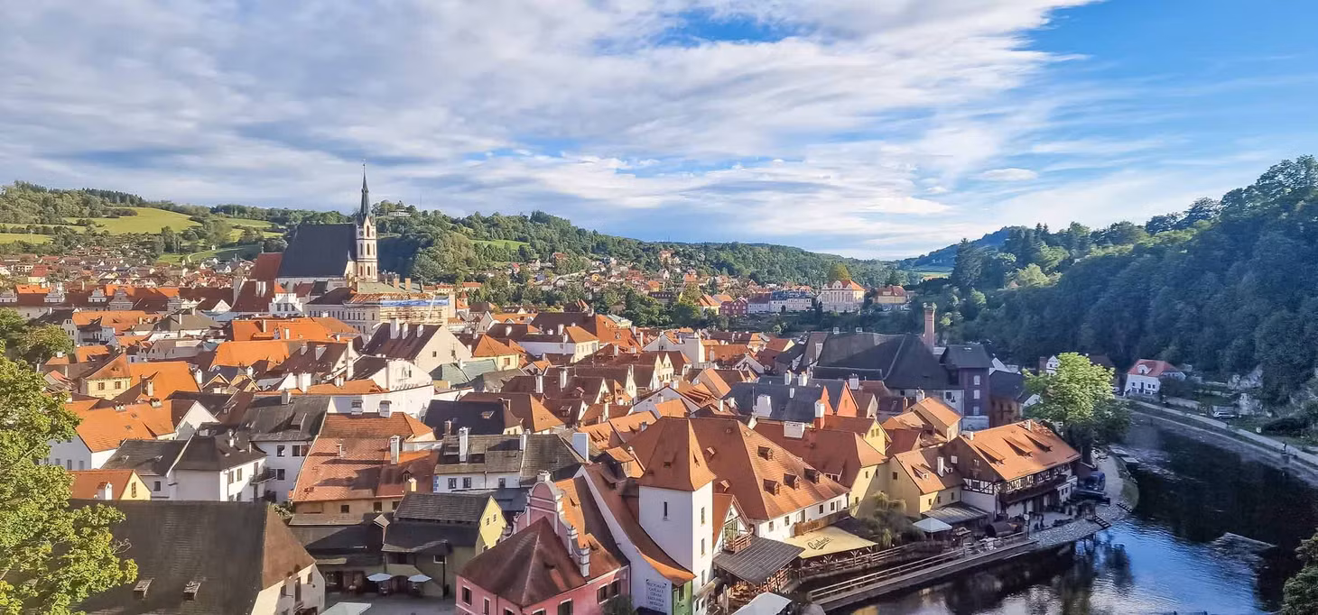 Cả ngôi làng cổ Cesky Krumlov nhấp nhô mái ngói đỏ cam nổi bật. Ảnh: Nguyễn Tất Thịnh