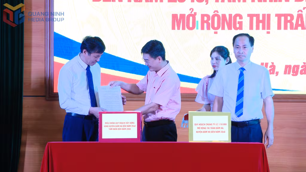 Lãnh đạo huyện Đầm Hà nhận quyết định phê duyệt và bộ hồ sơ quy hoạch vùng huyện Đầm Hà đến năm 2040, tầm nhìn đến năm 2050 (tháng 7/2023). Ảnh: Thành Công