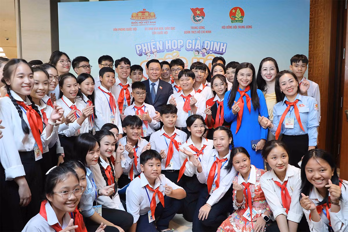 Chủ tịch Quốc hội Vương Đình Huệ với các đại biểu trẻ em dự phiên họp giả định Quốc hội trẻ em lần thứ nhất. Ảnh: Hồ Long